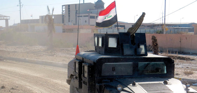 سيارة مصفحة لقوات مكافحة الإرهاب في حي الضباط وسط مدينة الرمادي.  أ.ف.ب