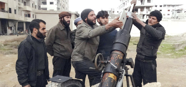 مقاتلون في الغوطة الشرقية. رويترز ــ أرشيفية