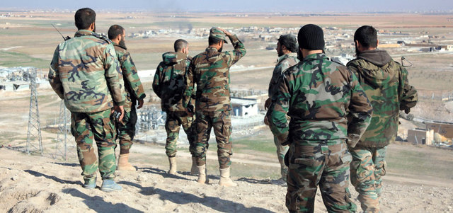 عناصر موالية للنظام تراقب من بعيد عمليات القصف على حلب. أ.ف.ب