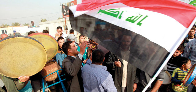 نازحون من الرمادي يحتفلون بتحرير مدينتهم بمخيم إيواء في بغداد. أ.ف.ب