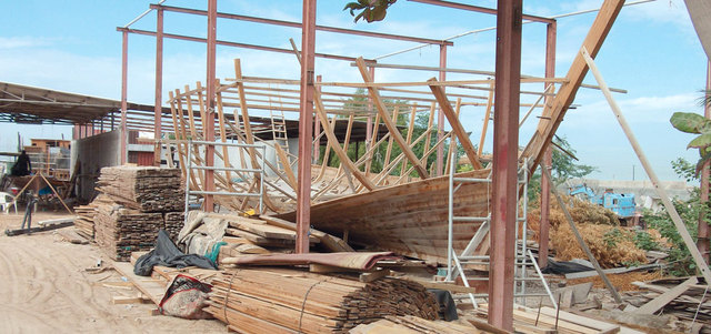 صناعة القوارب القديمة تواكب تطور العصر في بعض الآلات المستخدمة في عمليات التصنيع. الإمارات اليوم