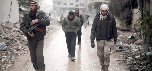 مقاتلون من «جيش الإسلام» خلال دورية في حي جوبر شرق دمشق.   أ.ف.ب