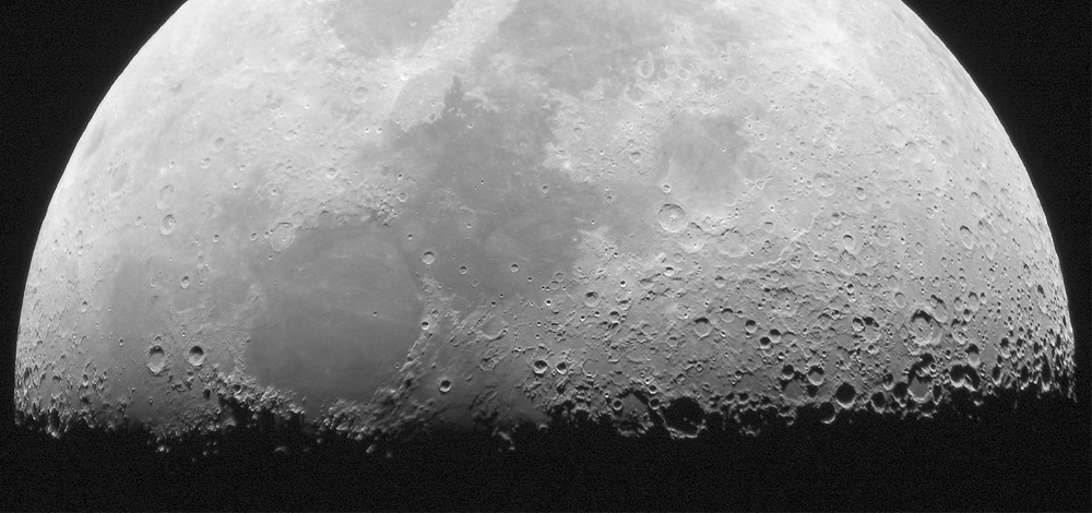 سيكون الاصطدام بالقمر الذي يبتعد الآن تدريجيا عن الأرض، عند التوقف عن الدوران، لا مفر منه، وستبدأ الأقمار الاصطناعية بالتدريج بالاقتراب من الكوكب وستتحطم طال الزمن أم قصر، لكن بعد بضع ملايين من السنين.