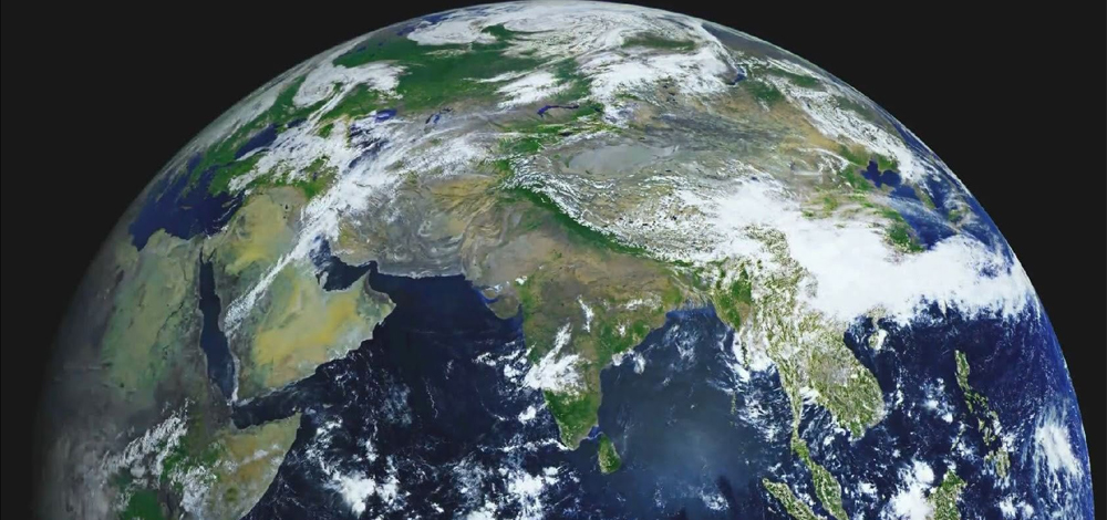 الأرض مدينة بشكلها الحالي بقطبيها الشمالي والجنوبي بالكثير لدورانها حول محورها، إذا توقف فمن المرجح أن يتحول كل شيء إلى سطح مستو، ما سيضيف الكثير من الكوارث والأهوال.