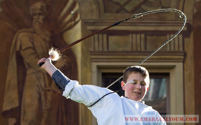 تشهد سويسرا سنويا في هذا الوقت مسابقة الضرب بالسوط بين الصبية. الصور من إي بي أيه