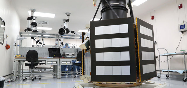 صور الهيكل التجريبي لـ«خليفة سات (2)». من المصدر