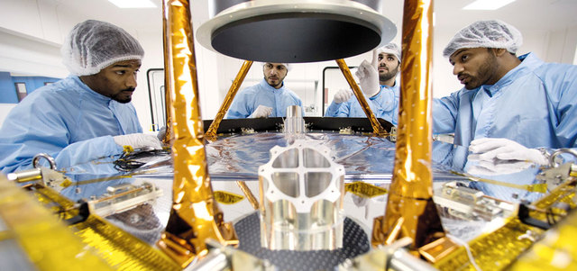مهندسو مركز محمد بن راشد للفضاء أثناء تركيب الهيكل التجريبي في مختبرات المركز. من المصدر