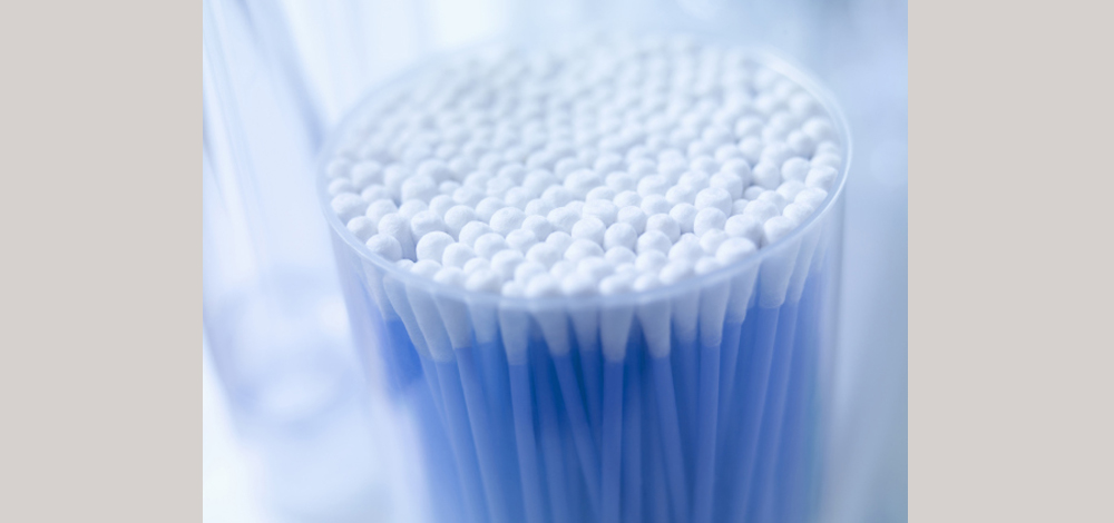 عصيان قطن الأذن: حذر الخبراء على مدى سنوات من مخاطر استخدام عصيان قطن الأذن بشكل يومي، حيث يحافظ شمع الأذن على البنية الداخلية الحساسة للأذن من الأتربة والباكتيريا، ومن خلال استخدام عصا قطن الأذن، فإنك تدفع الشمع إلى داخل القناة، ما يعد مضراً لها، وبدلاً من إدخال عصا قطن الأذن، قم باستخدام قطنة لمسح بداية قناة الأذن فقط.