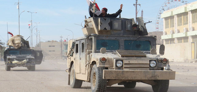 قوات الأمن العراقية خلال دوريات وسط مدينة الرمادي.    أ.ف.ب