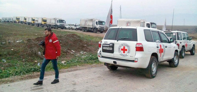 صورة بثتها اللجنة الدولية للصليب الأحمر لقافلة مساعدات تستعد لدخول مضايا. إي.بي.إيه