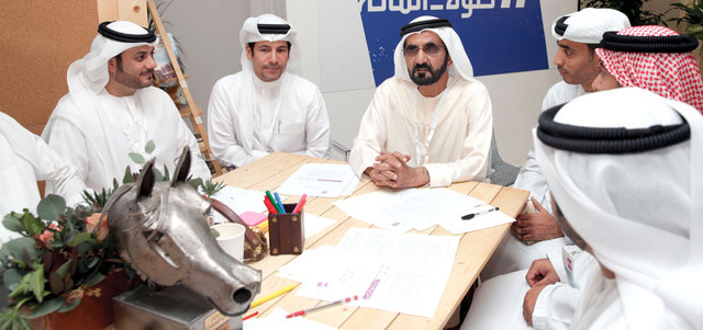 محمد بن راشد يستمع إلى مقترحات مجموعة الإعلام. من المصدر