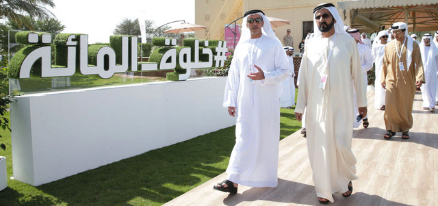 محمد بن راشد وسيف بن زايد خلال توجههما إلى خلوة المائة. من المصدر