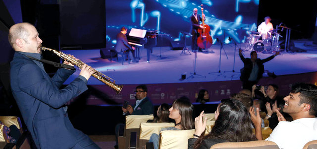 عازف الجاز الإيطالي ستيفانو دي باتيستا يكسر “الجدار الرابع” في مسرح القصباء.  من المصدر