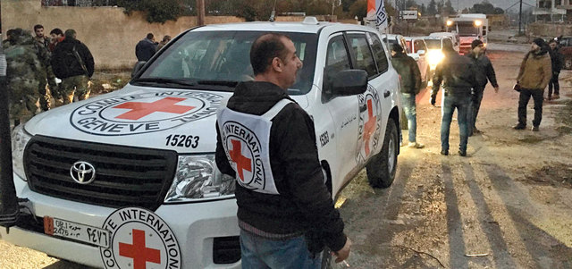 صورة بثتها اللجنة الدولية للصليب الأحمر لوصول قافلة مساعدات إلى بلدة مضايا المحاصرة. إي.بي.إيه