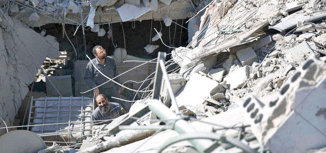 سوريون يشاهدون بيوتهم المهدمة نتيجة القصف الجوي.

أرشيفية