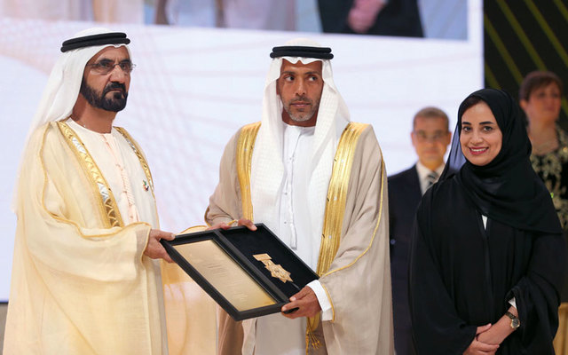 محمد بن راشد يكرّم أحمد بن طحنون بن محمد آل نهيان عن فئة &laquo;مؤسسة محلية&raquo;. تصوير: أحمد عرديتي ووام