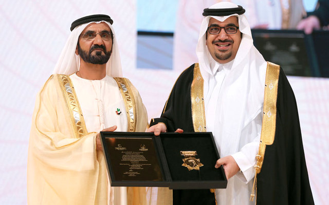 محمد بن راشد يكرّم نواف بن فيصل عن فئة &laquo;شخصية عربية رياضية&raquo;. وام