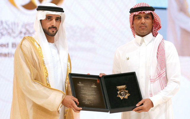 حمدان بن محمد يكرّم فهد المرداسي.