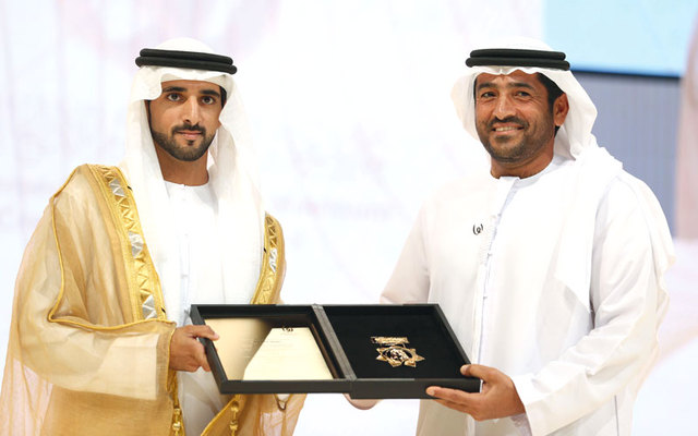 ..ويكرّم سيف المنصوري.