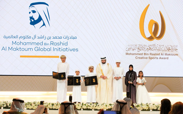 أحمد بن محمد مع المكرّمين من فئة الناشئين المحترفين.