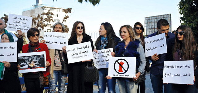 تظاهرة ضد حصار الجوع في مضايا أمام سفارة الاتحاد الأوروبي ببيروت.  أ.ب
