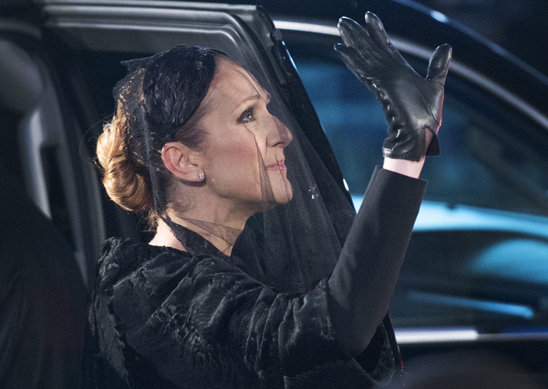 ودعت سيلين ديون زوجها رينيه انجليل في جنازة حضرها الآلاف. وكالات