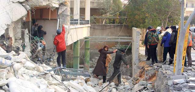 أحد المباني التي دمرها القصف السوري على مدينة إدلب.  رويترز
