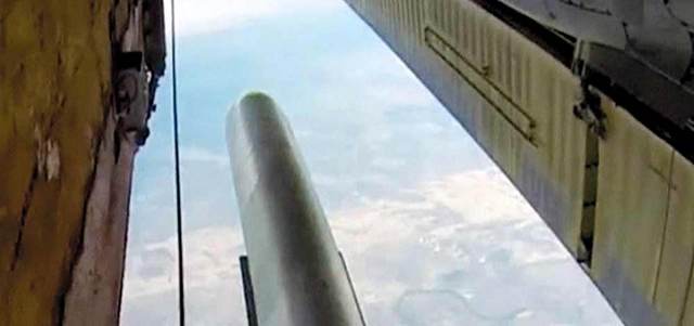 قاذفة روسية من طراز تبلوف تي يو - 160 تستهدف موقعاً مجهولاً في سورية. رويترز