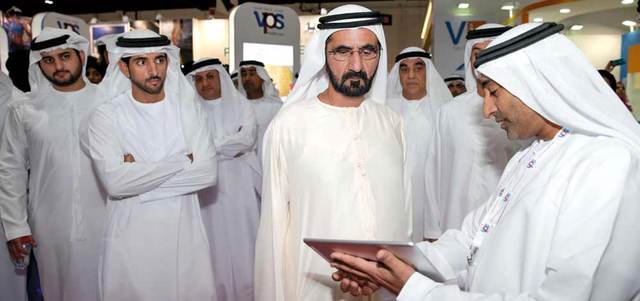 محمد بن راشد تجول في أرجاء المعرض الذي تشارك فيه 4000 جهة حكومية وخاصة. وام