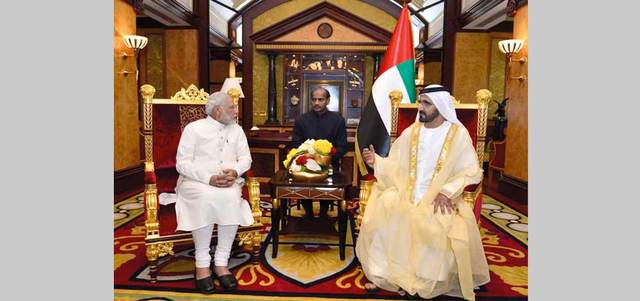 محمد بن راشد لدى استقباله رئيس وزراء الهند ناريندرا مودي أثناء زيارته للدولة العام الماضي. وام