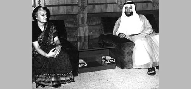 رئيسة وزراء الهند الراحلة أنديرا غاندي لدى استقبالها المغفور له الشيخ زايد بن سلطان أثناء زيارته للهند عام 1975 التي دشنت علاقة وطيدة بين البلدين اعتمدت على التفاهم والمصالح المشتركة. أرشيفية