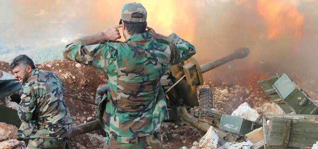 القوات الحكومية السورية تطلق نيران المدافع في اللاذقية الواقعة على بعد 12 ميلاً من الحدود مع تركيا. أ.ب