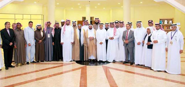 حاكم الشارقة التقى المشاركين في الدورة الـ12 لمهرجان الشارقة للشعر الشعبي. وام