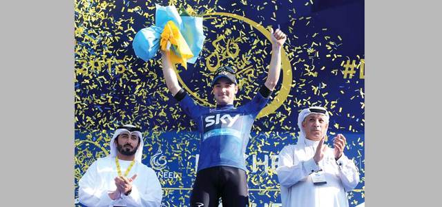 الإيطالي إيليا فيفياني على منصة التتويج بعد تتويجه بطلاً للمرحلة الثانية من &laquo;طواف دبي&raquo;. تصوير: باتريك كاستيلو
