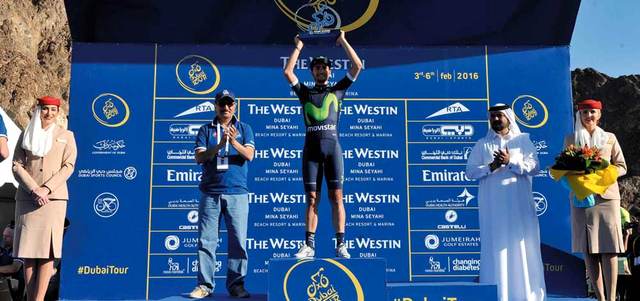 موباتو على منصة التتويج بعد فوزه بالمرحلة الثالثة من «طواف دبي». من المصدر