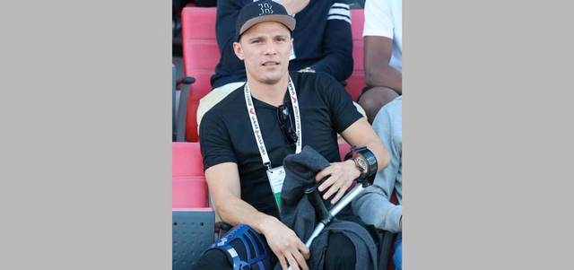 محترف الأهلي المصاب ليما تابع اللقاء من المدرجات. الإمارات اليوم