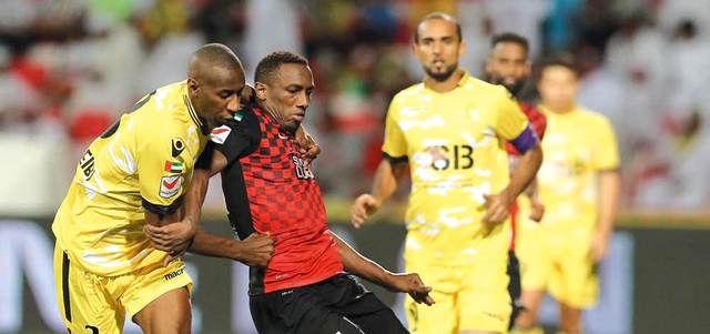 أحمد خليل شاكس مدافعي الوصل وحسم المباراة على طريقته الخاصة. تصوير: أسامة أبوغانم