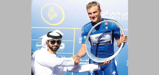 منصور بن محمد يسلم كيتيل درع النسخة الثالثة من طواف دبي. تصوير: باتريك كاستيلو