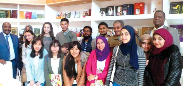 إقبال كبير على الجناح الإماراتي المشارك في المعرض.  من المصدر