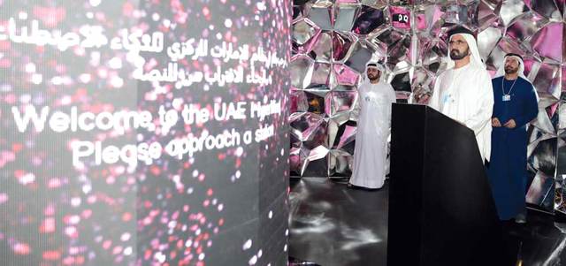 محمد بن راشد يتفقد جانباً من معروضات متحف المستقبل. وام