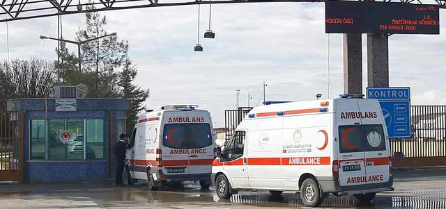 عربات إسعاف من تركيا دخلت إلى سورية لمساعدة اللاجئين الفارين من المعارك. رويترز