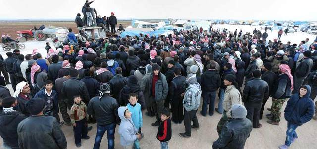 تدفق اللاجئين السوريين عند معبر «باب السلام» على الحدود التركية مع تصاعد هجوم النظام على حلب. أ.ب