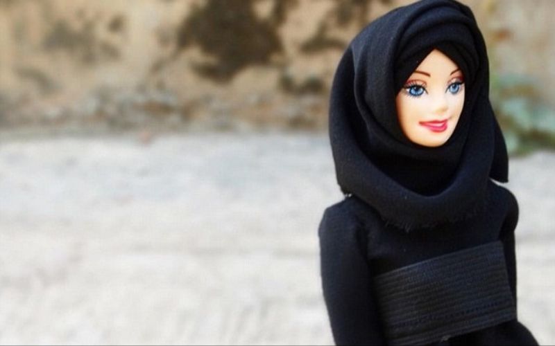 تصميم جديد  للدمية العالمية باربي الذي انتشرت صوره عبر الإنترنت تحت اسم "حجاربي" تم تصميمه بواسطة المصممة النيجيرية الشابة حنيفة آدم التي تبلغ من العمر 24 عاماً، حيث أرادت آدم أن تصدر نسخة من باربي  محجبة .