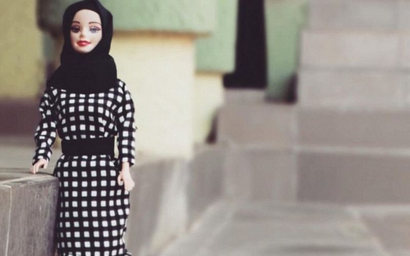 وصرحت حنيفة لموقع "ميك" قائلة: "لقد فكرت كثيراً في الشكل الذي أحب أن أرى عليه دميتي، وكان الشكل الذي أحببته هو المحجبة. لقد استغرق الأمر 3 أشهر لاختيار الفكرة، حيث كنت لازلت أدرس للحصول على درجة الماجستير من بريطانيا، ثم عندما عدت إلى نيجيريا، ذهبت إلى أحد المحال وقمت بشراء دمية وقمت بتلبيسها وتصويرها ".