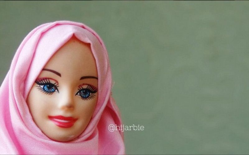 تقوم حنيفة بنشر صور الدمية من خلال حساب أنشأته على موقع "إنستغرام" تحت اسم hijarbie وهو يحظى بآلاف المتابعين.