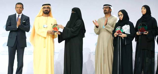 محمد بن راشد خلال حفل تكريم الفائزين بجائزة الإمارات للمعلم المبتكر.