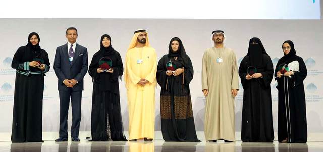 محمد بن راشد في لقطة تضم المعلمات الفائزات. الإمارات اليوم
