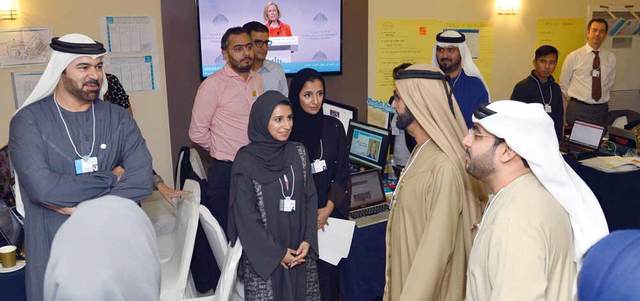 محمد بن راشد تجول في صالات المركز واطمأن على توفير كل السبل التي تساعد الصحافيين والإعلاميين على أداء مهامهم. وام