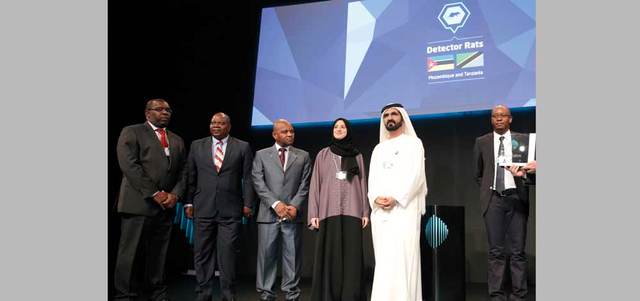 محمد بن راشد خلال تكريم ممثلي حكومتي موزمبيق وتنزانيا. وام