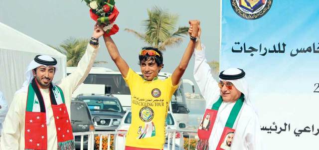 ميرزا يحتفل بالفوز بالبطولة الخليجية بوجود عبدالملك والشعفار. من المصدر